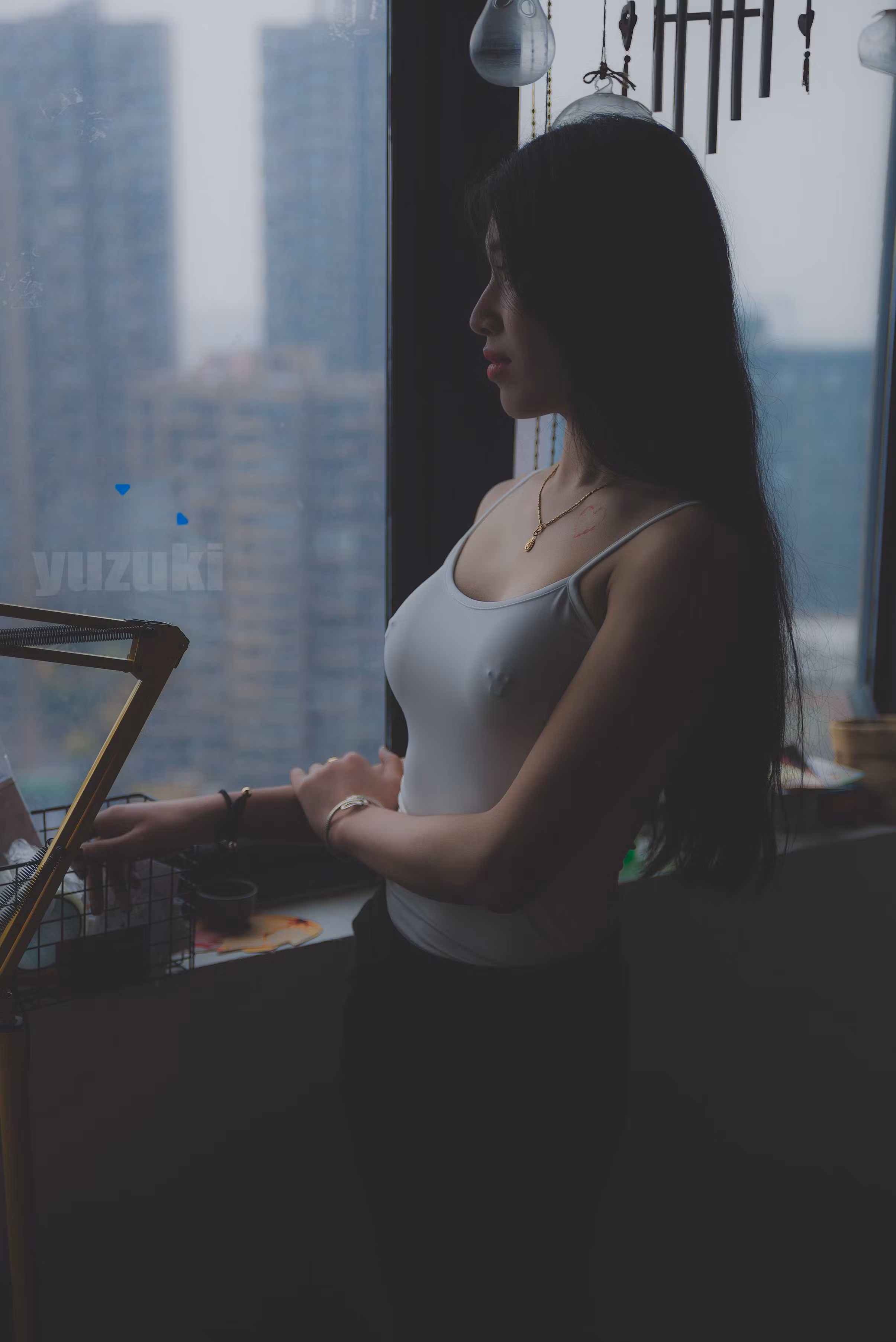 双手抚摸窗前黑色铁艺置物篮动作摄影